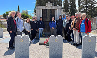 Suche auf dem Friedhof in Rivesaltes nach dem Grab der Großmutter von Alain Foucher, Julie Levy, die im Lager am 24.01.1942 verstarb.