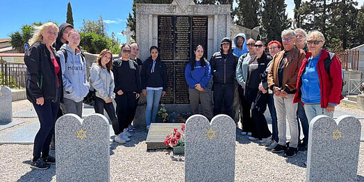 Suche auf dem Friedhof in Rivesaltes nach dem Grab der Großmutter von Alain Foucher, Julie Levy, die im Lager am 24.01.1942 verstarb.