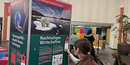 WEG-Schüler*innen beim Besuch der Ausstellung.