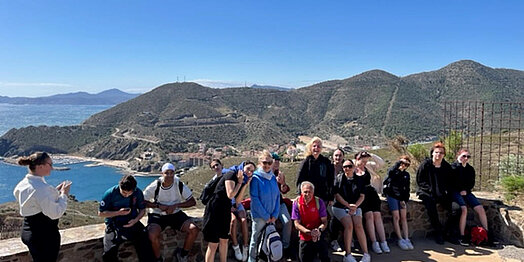 Wanderung auf der Exilantenroute mit Zeitzeuginnen und Zeitzeugen von Frankreich nach Spanien.