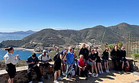 Wanderung auf der Exilantenroute mit Zeitzeuginnen und Zeitzeugen von Frankreich nach Spanien.